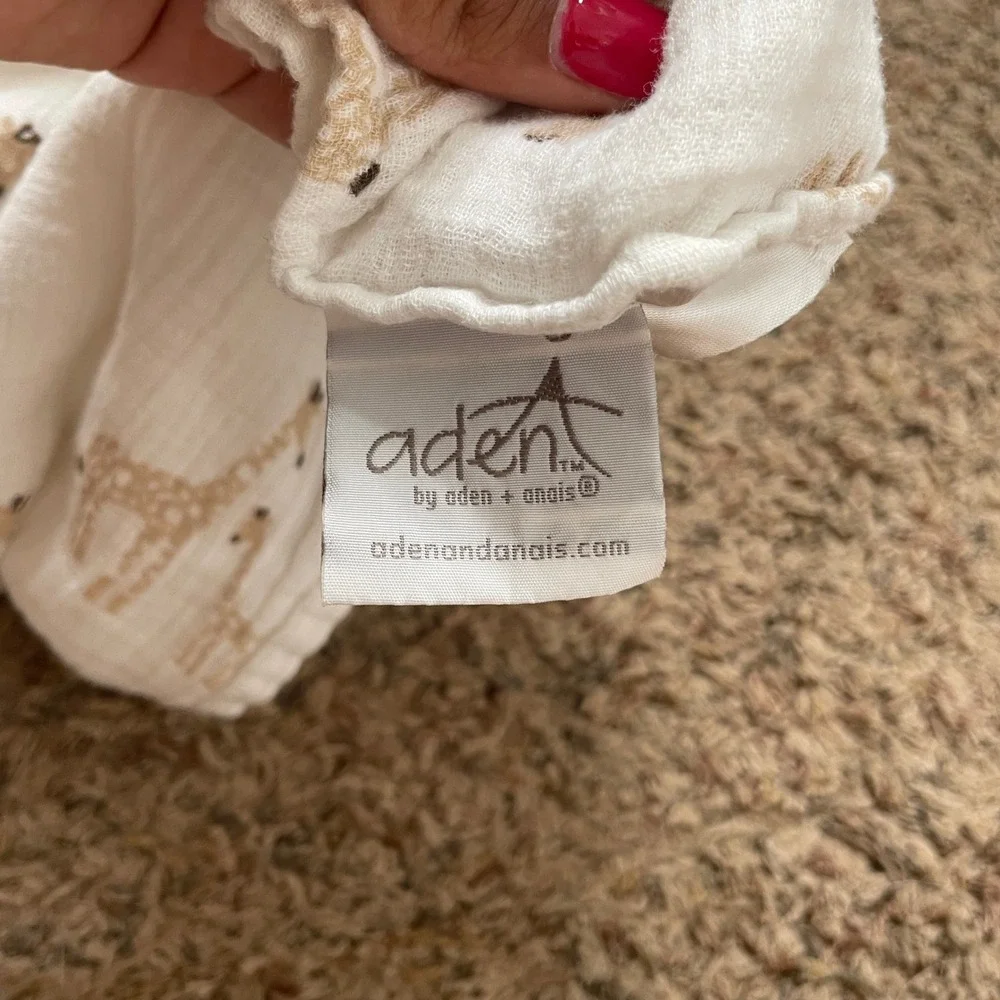 Aden by Aden‎ + Anais Giraffe Print White Tan Cotton Muslin Swaddle Blanket